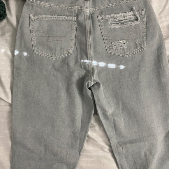 AE Mom Straight Jeans Distressed - Picture 3 of 3